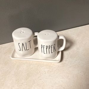 Rae Dunn salt and pepper set